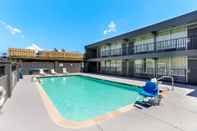 Swimming Pool Econo Lodge Gallatin - Metro Nashville