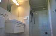 Toilet Kamar 3 Amity Court Motel