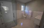 Toilet Kamar 7 Amity Court Motel