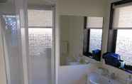 Toilet Kamar 2 Palm City Motor Inn