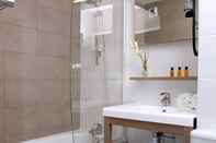 In-room Bathroom Appart'City Confort Angers