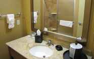 ห้องน้ำภายในห้อง 7 Hampton Inn & Suites Jamestown, ND