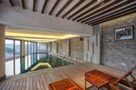 Swimming Pool Banyan Tree Chongqing Beibei