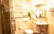 Phòng tắm bên trong 6 Hotel Silesia