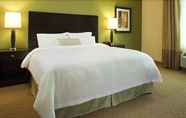 Bedroom 2 Hampton Inn & Suites Buffalo Airport