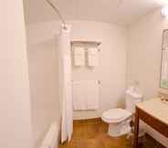 Toilet Kamar 6 Pleasant Night Inn