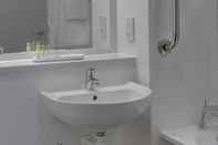 In-room Bathroom Best Western Pontypool Metro Hotel