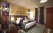 Kamar Tidur 5 Meral Crown Hotel