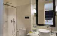 In-room Bathroom 7 Only YOU Boutique Hotel