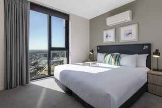 Bedroom 4 Oaks Melbourne on William Suites