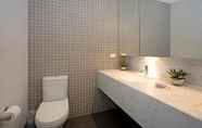 In-room Bathroom 5 Astra Apartments - St Kilda Rd