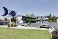 Exterior Blue Moon Motel