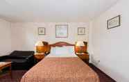 Bedroom 2 Niagara Parkway Court Motel