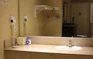 In-room Bathroom 7 Garden Inn