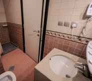 Toilet Kamar 7 Qasr Ajyad Alsad Hotel
