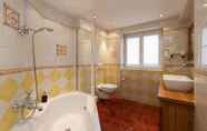 In-room Bathroom 7 Hotel Sandhof