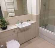 In-room Bathroom 2 Inverness City Suites