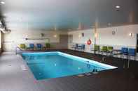 Swimming Pool Holiday Inn Express Yorkton East, an IHG Hotel