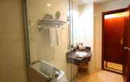 In-room Bathroom 3 GreenTree Inn ShangHai BeiWaiTan NingGuo Road Station Hotel