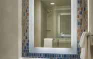 Toilet Kamar 7 Courtyard by Marriott New York Manhattan / Chelsea