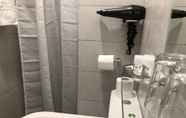 Toilet Kamar 4 Hostal Rias Bajas