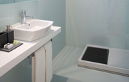 In-room Bathroom 3 Solar Egas Moniz Charming House & Local Experiences