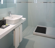 In-room Bathroom 3 Solar Egas Moniz Charming House & Local Experiences