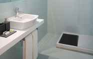 In-room Bathroom 3 Solar Egas Moniz Charming House & Local Experiences