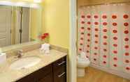 Toilet Kamar 7 TownePlace Suites by Marriott Hobbs