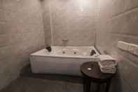 In-room Bathroom Tavisha Hotel