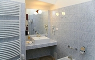 Toilet Kamar 2 Chateau hotel Zbiroh