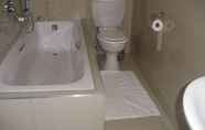 Toilet Kamar 3 Jay and Bee Guest House