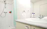 In-room Bathroom 2 Séjours & Affaires Rennes Longs Champs