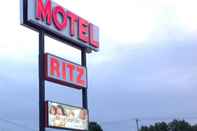Bên ngoài Motel Ritz