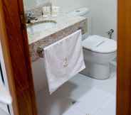 In-room Bathroom 2 Roari Hotel