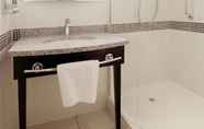 In-room Bathroom 6 Hampton By Hilton Sheffield