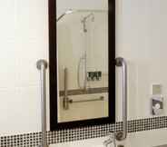 In-room Bathroom 7 Hampton By Hilton Sheffield