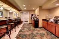 Bar, Kafe, dan Lounge Cobblestone Hotel & Suites - Newton