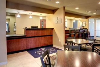 Lobi 4 Cobblestone Hotel & Suites - Newton