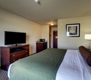 Bedroom 2 Cobblestone Hotel & Suites - Newton