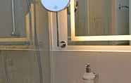 In-room Bathroom 7 GenoHotel Baunatal