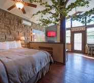 Bedroom 5 Eureka Springs Treehouses, Hobbit Caves & Castles