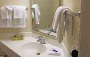 In-room Bathroom 6 Motel 6 London, ON - Ontario