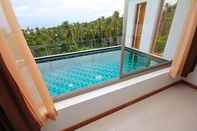 สระว่ายน้ำ Tropical Sea View Residence