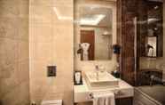 In-room Bathroom 7 Ramada Plaza by Wyndham Istanbul Asia Airport