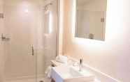 In-room Bathroom 2 SpringHill Suites by Marriott Bloomington