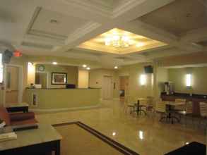 Lobi 4 Red Carpet Inn And Suites Monmouth Jtc