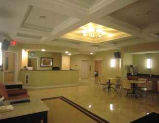 Lobi 2 Red Carpet Inn And Suites Monmouth Jtc