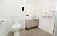 In-room Bathroom 4 Oaks Middlemount Suites
