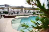 Swimming Pool Oaks Middlemount Suites